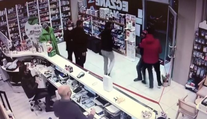 Tesadüfen girdiği eczanede cezai firarisini tek başına yakalayan JASAT personeline ödül