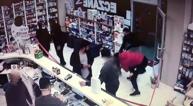 Tesadüfen girdiği eczanede cezai firarisini tek başına yakalayan JASAT personeline ödül