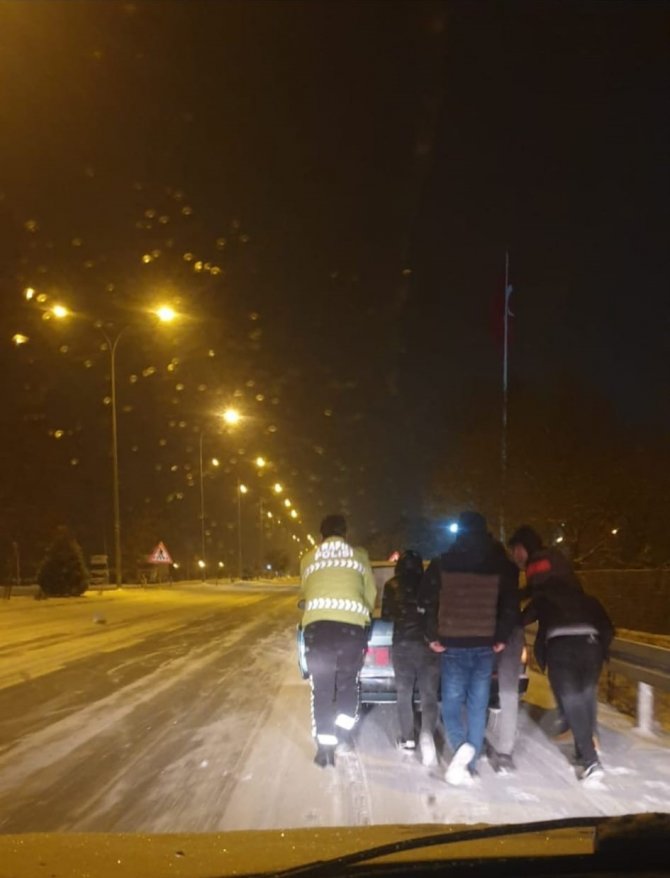 Trafik polisleri yolda kalan vatandaşların imdadına koştu