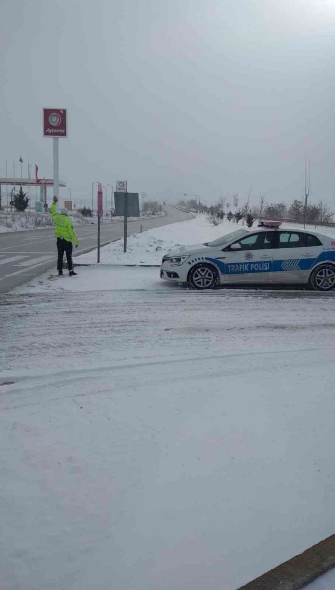 Trafik polisleri yolda kalan vatandaşların imdadına koştu