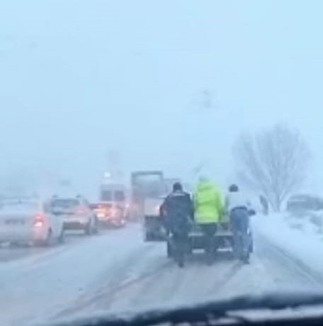 Trafik polisleri yolda kalan vatandaşların imdadına koştu