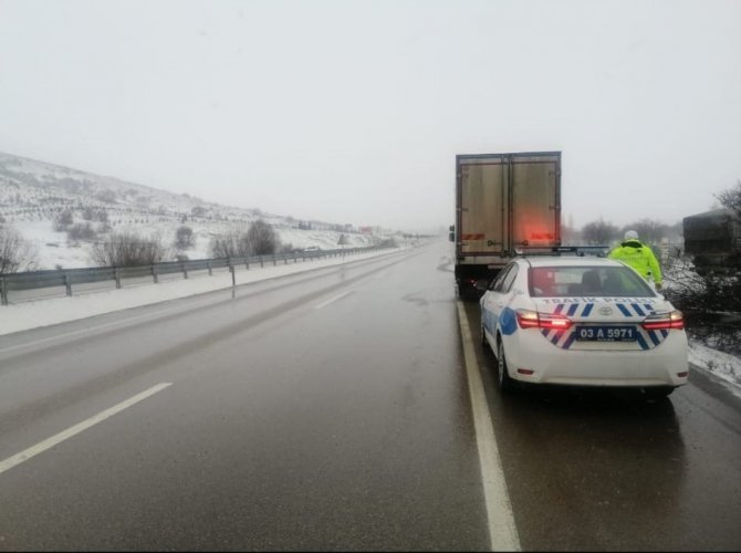 Trafik polisleri yolda kalan vatandaşların imdadına koştu