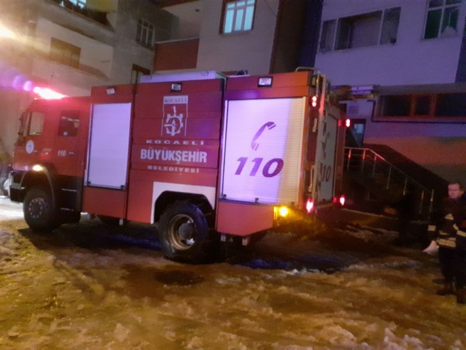 Yanan ayakkabılık bina sakinlerini sokağa döktü