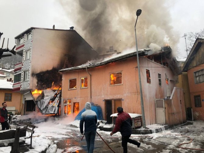 Yenice’deki yangında 3 ev ve 1 iş yeri alevlere teslim oldu