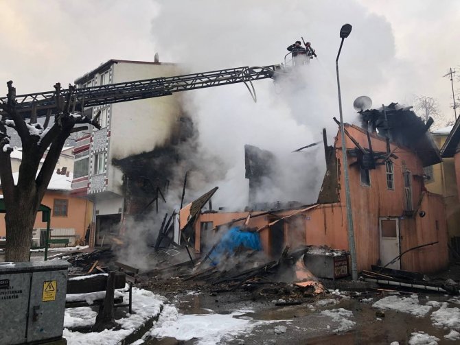 Yenice’deki yangında 3 ev ve 1 iş yeri alevlere teslim oldu