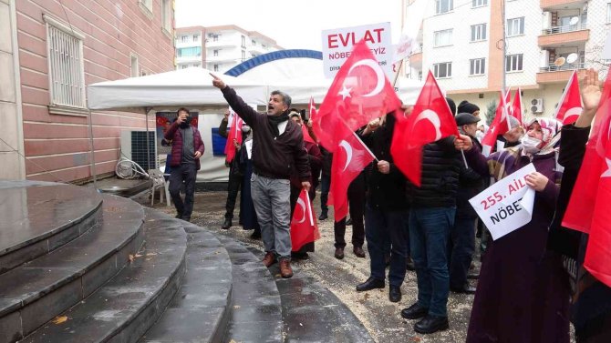 Yunanistan’da kaçırılan oğlu için evlat nöbetine katıldı