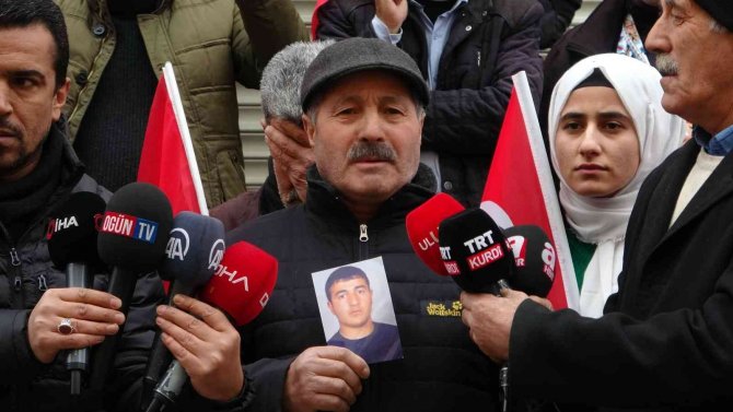 Yunanistan’da kaçırılan oğlu için evlat nöbetine katıldı