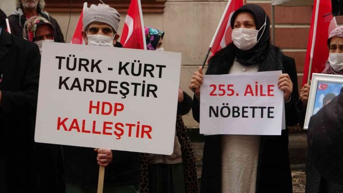 Yunanistan’da kaçırılan oğlu için evlat nöbetine katıldı