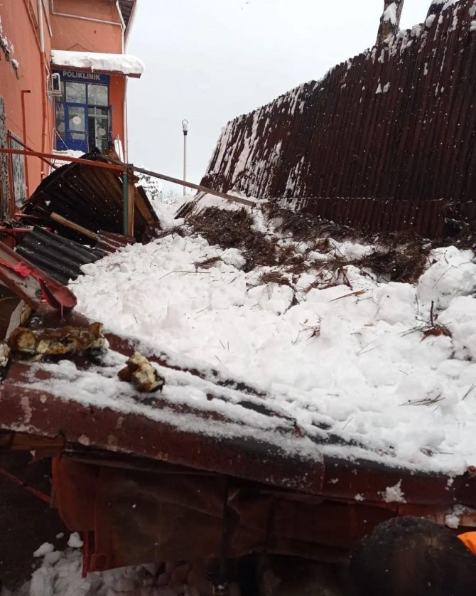 Zonguldak’ta hastane kantininin çatısı çöktü