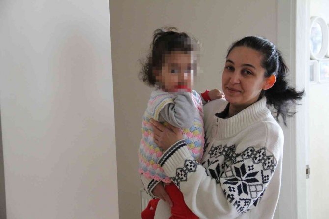 1.5 yaşındaki çocuğun yaramazlığı, annesini balkonda mahsur bıraktı