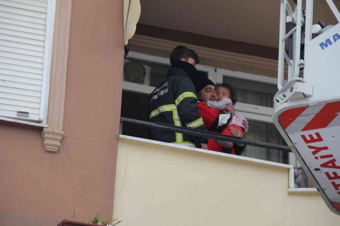 1.5 yaşındaki çocuğun yaramazlığı, annesini balkonda mahsur bıraktı