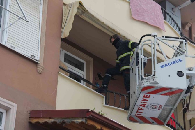 1.5 yaşındaki çocuğun yaramazlığı, annesini balkonda mahsur bıraktı