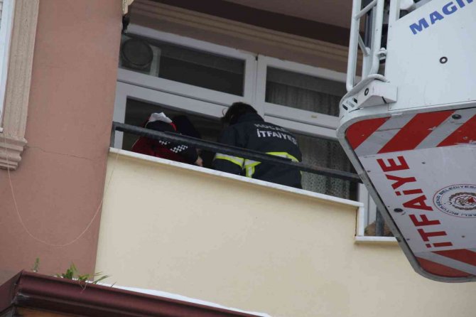 1.5 yaşındaki çocuğun yaramazlığı, annesini balkonda mahsur bıraktı