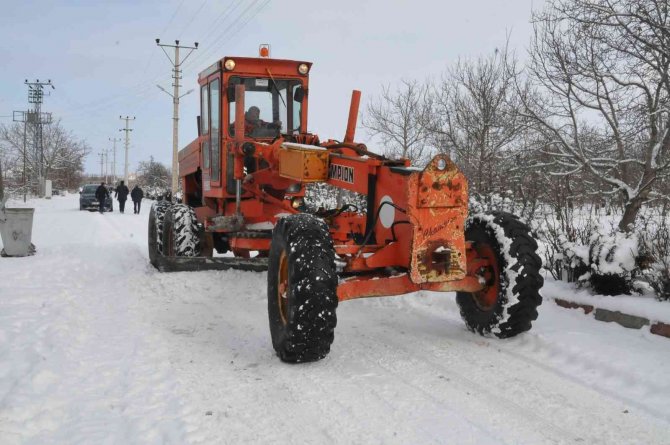 Akşehir’de kar temizliği çalışmaları 7/24 devam ediyor