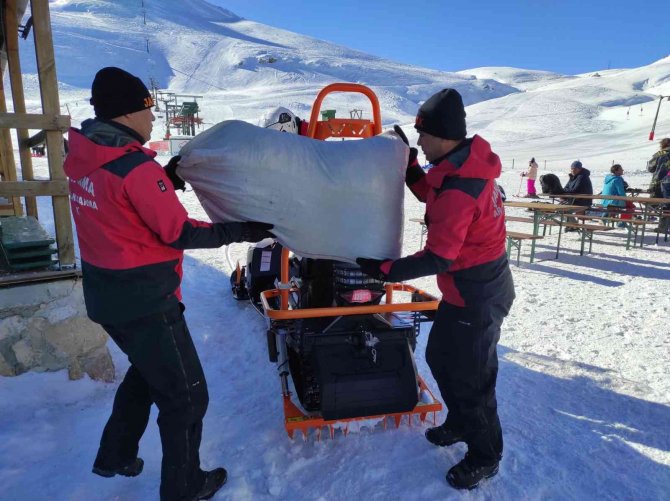 Antalya’da jandarma, soğuk kış günlerinde sokak hayvanlarını unutmadı