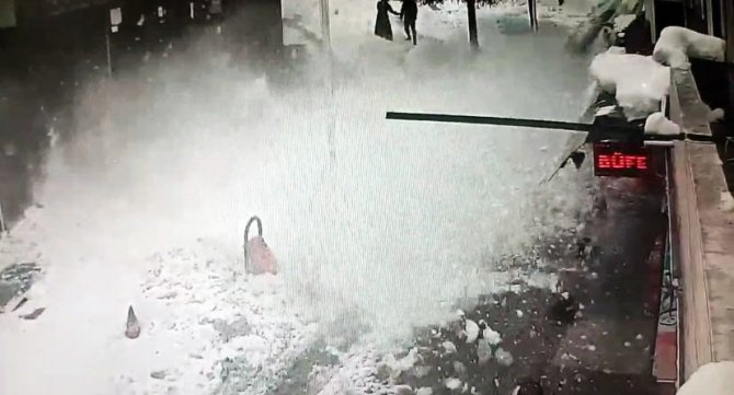 Apartmanın çatısından düşen kar kütlesi faciaya yol açıyordu