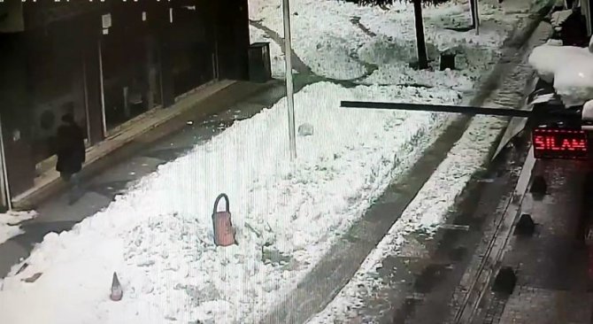 Apartmanın çatısından düşen kar kütlesi faciaya yol açıyordu