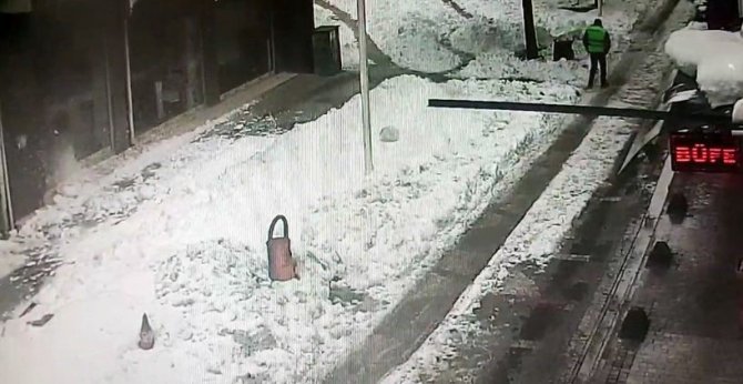Apartmanın çatısından düşen kar kütlesi faciaya yol açıyordu