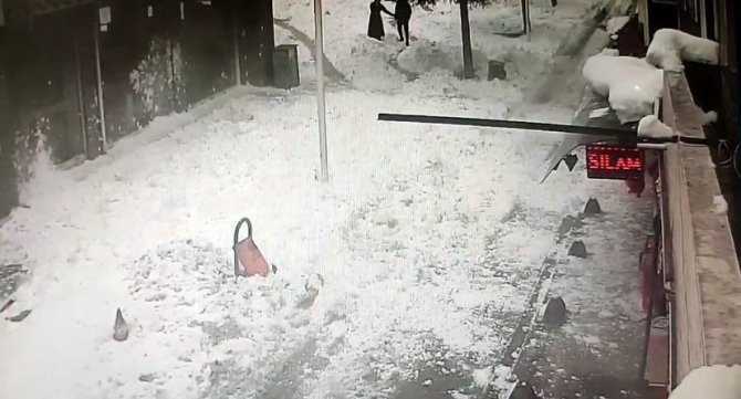 Apartmanın çatısından düşen kar kütlesi faciaya yol açıyordu