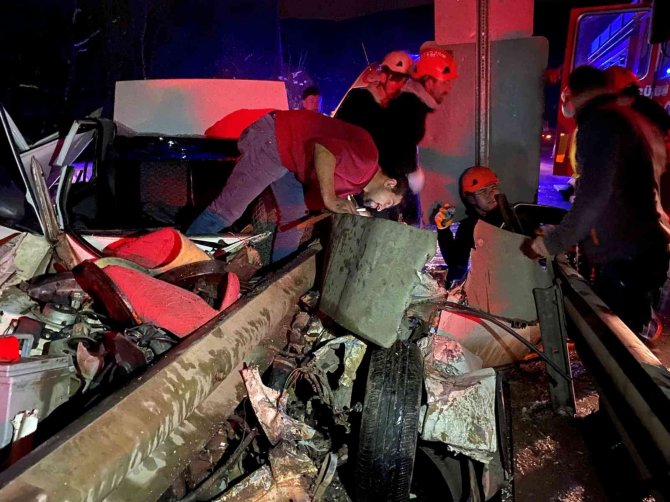 Bariyerlere ok gibi saplanan otomobilin ibresi 140’a takılı kaldı