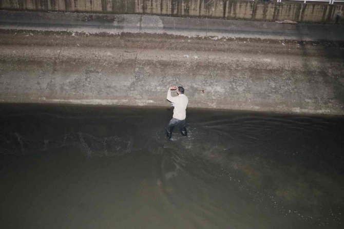 Bekçilerden kaçarken sulama kanalına girdi, etrafı çevrilince bıçak çıkarıp direndi