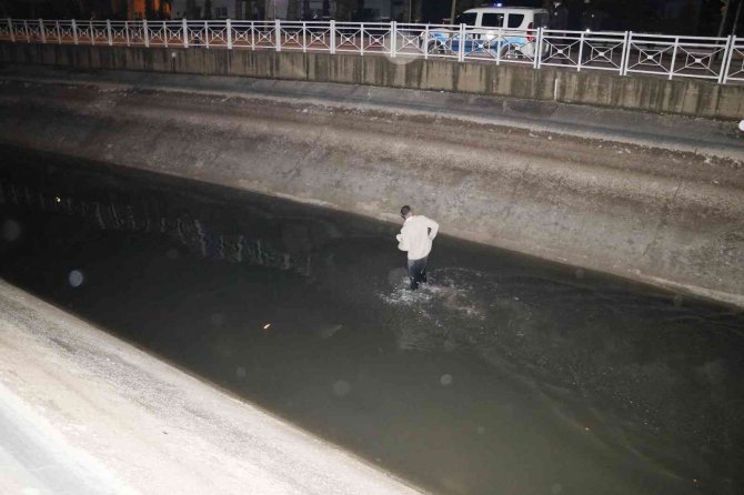 Bekçilerden kaçarken sulama kanalına girdi, etrafı çevrilince bıçak çıkarıp direndi