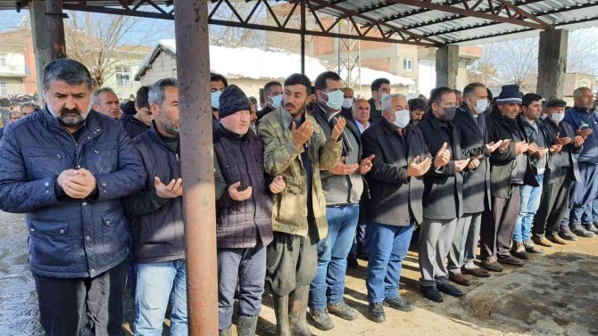 Çatının altında kalarak hayatını kaybeden çocuk toprağa verildi