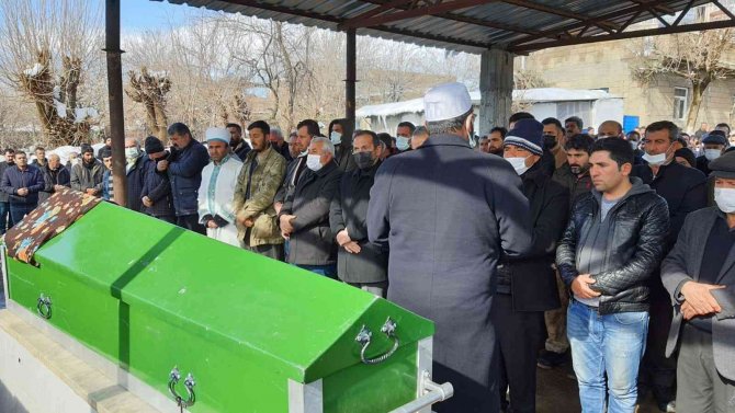 Çatının altında kalarak hayatını kaybeden çocuk toprağa verildi