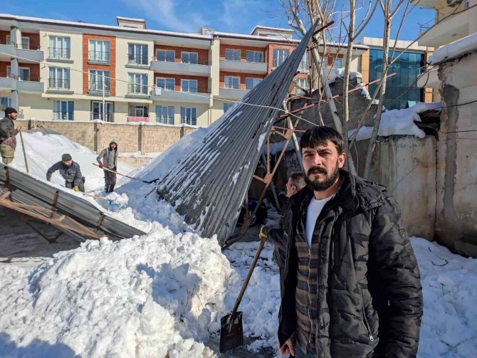 Çöken otoparkın çatısı karton gibi ikiye ayrıldı