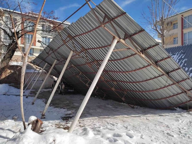Çöken otoparkın çatısı karton gibi ikiye ayrıldı