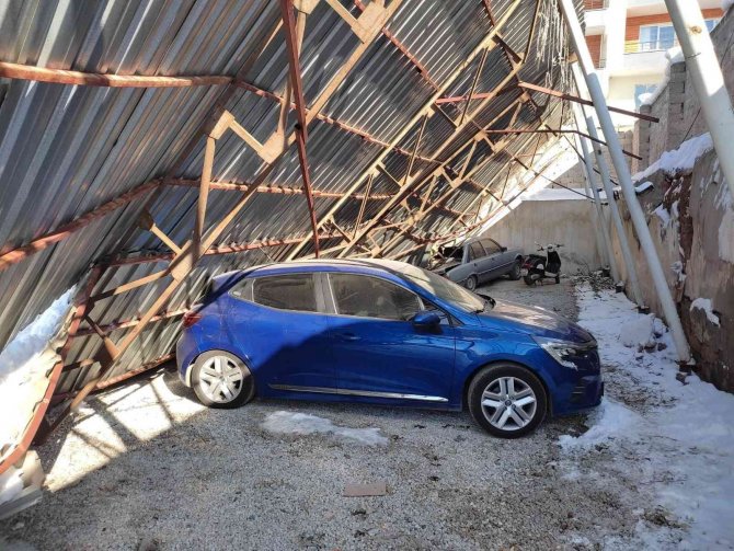 Çöken otoparkın çatısı karton gibi ikiye ayrıldı