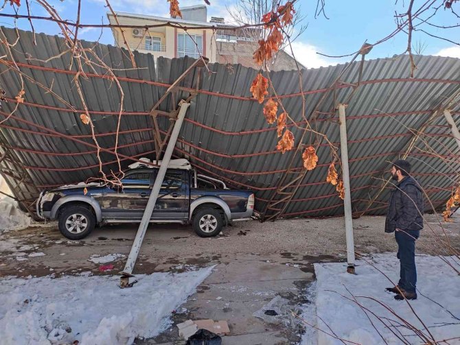 Çöken otoparkın çatısı karton gibi ikiye ayrıldı