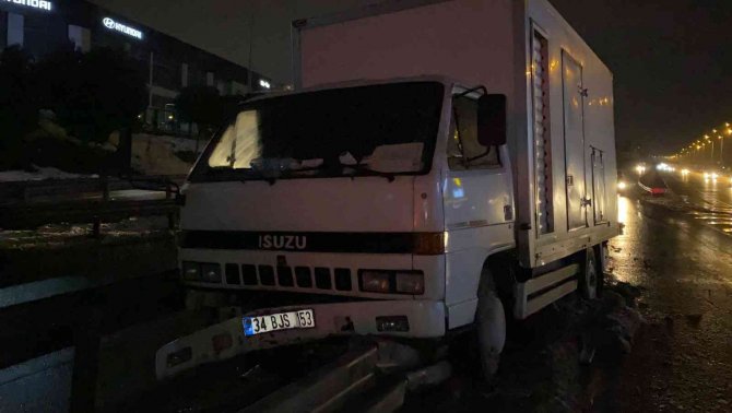 D-100’de yol ayrımını görmeyince, bariyere girdi