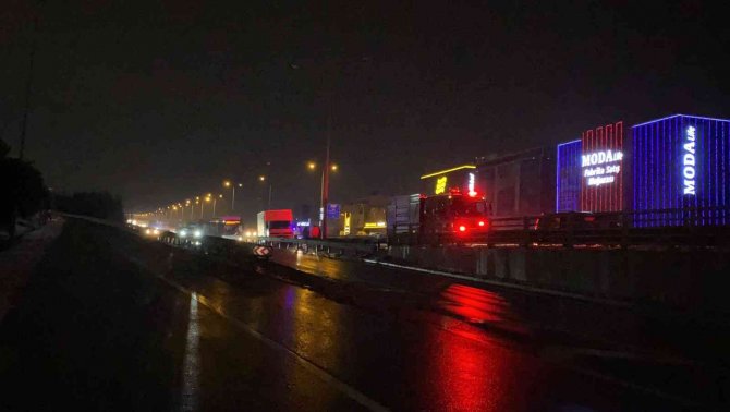 D-100’de yol ayrımını görmeyince, bariyere girdi