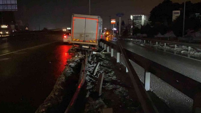 D-100’de yol ayrımını görmeyince, bariyere girdi