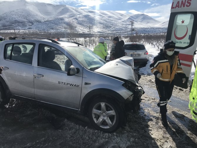 Malatya'da iki otomobilin çarpışması sonucu 9 kişi yaralandı