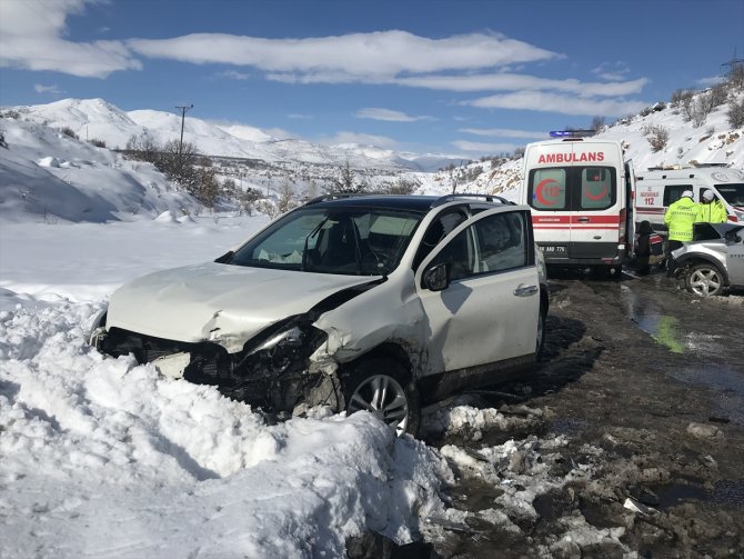 Malatya'da iki otomobilin çarpışması sonucu 9 kişi yaralandı