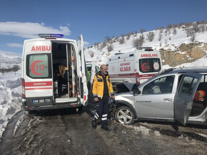 Malatya'da iki otomobilin çarpışması sonucu 9 kişi yaralandı