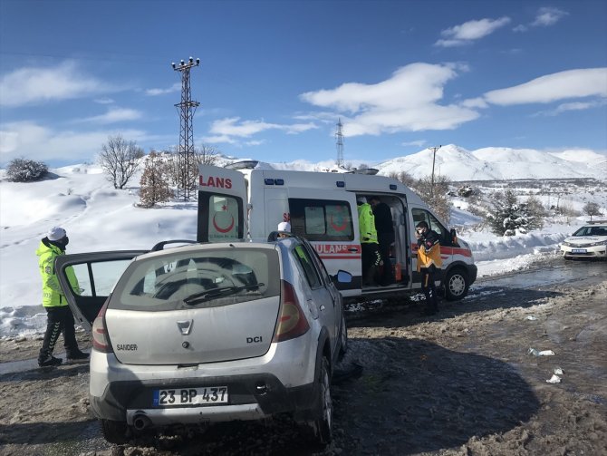 Malatya'da iki otomobilin çarpışması sonucu 9 kişi yaralandı