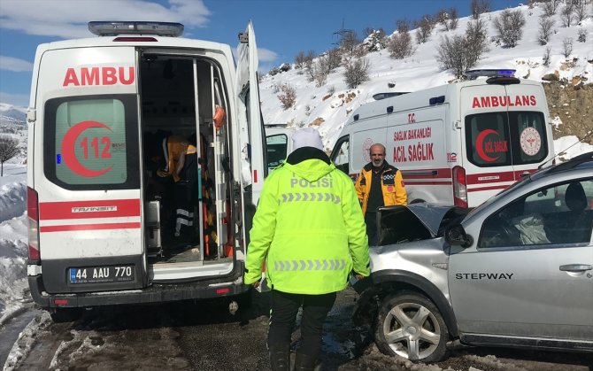 Malatya'da iki otomobilin çarpışması sonucu 9 kişi yaralandı