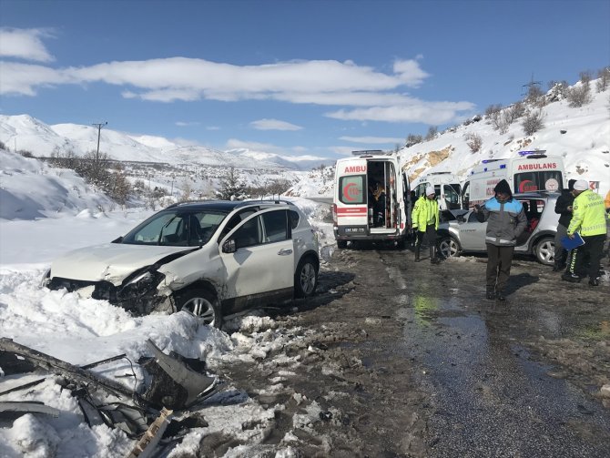 Malatya'da iki otomobilin çarpışması sonucu 9 kişi yaralandı
