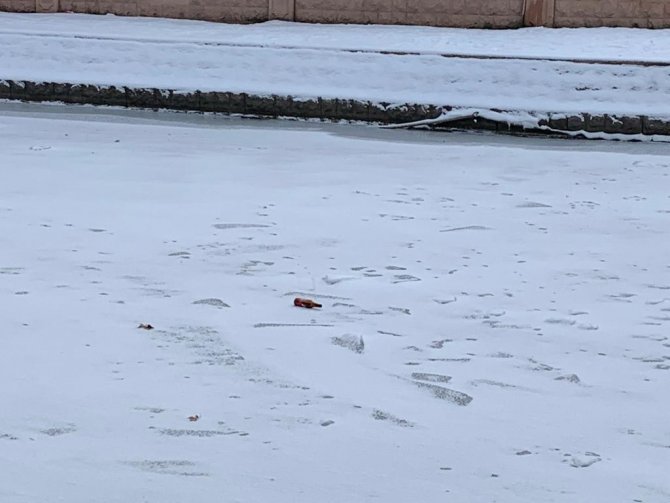 Donmuş Porsuk Çayı üzerinde çöpler