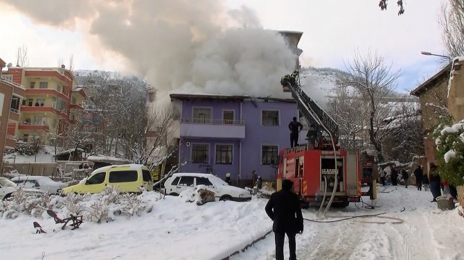 Evinin yanışını yaşlı gözlerle izledi