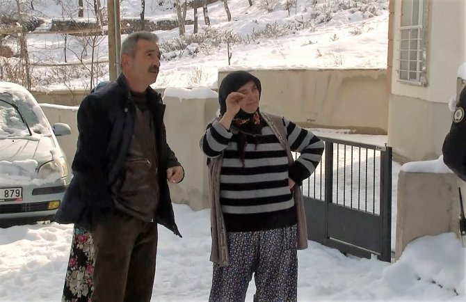 Evinin yanışını yaşlı gözlerle izledi