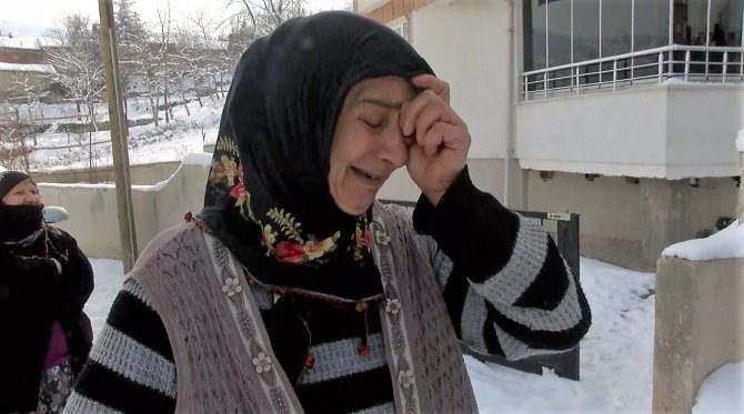 Evinin yanışını yaşlı gözlerle izledi