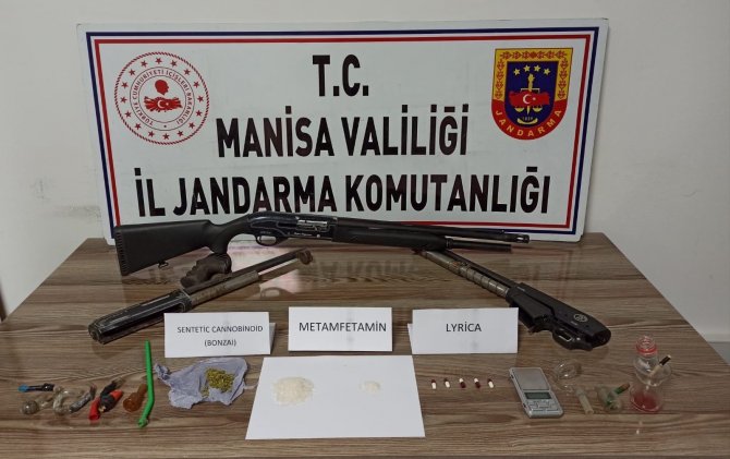 Göçmen kaçakçılığından aranan şahıs uyuşturucuyla yakalandı