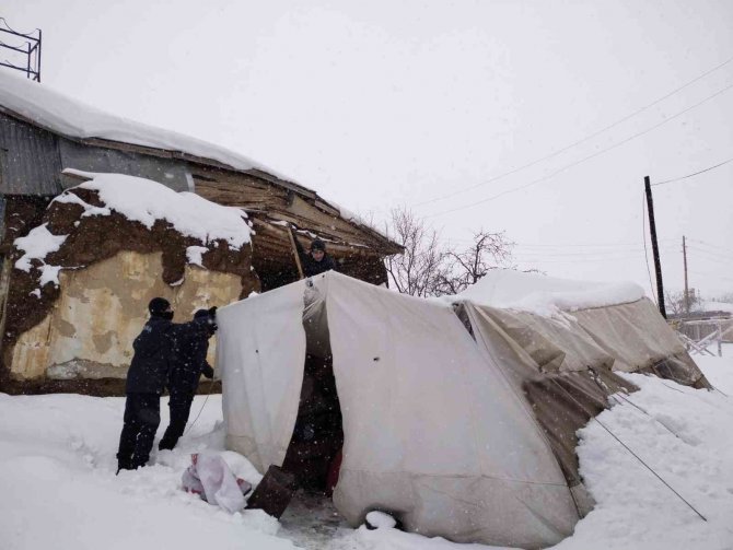 Hayvanlarının yemi karla kaplı çadırın altında kalan engelli vatandaşın imdadına jandarma koştu