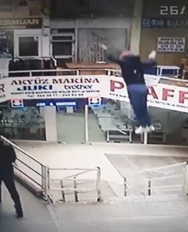 İş hanının ikinci katından düştü