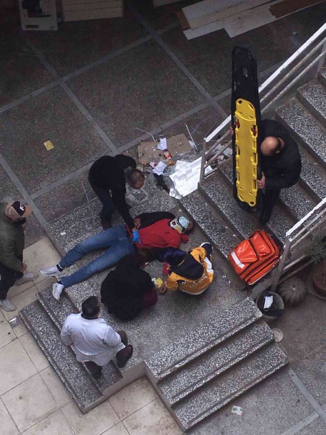 İş hanının ikinci katından düştü