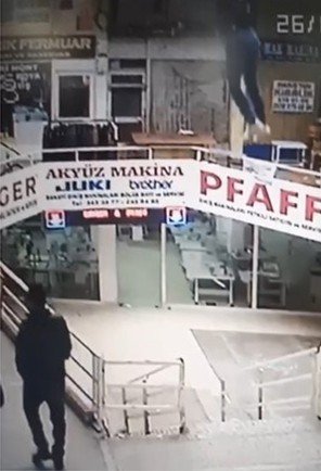 İş hanının ikinci katından düştü